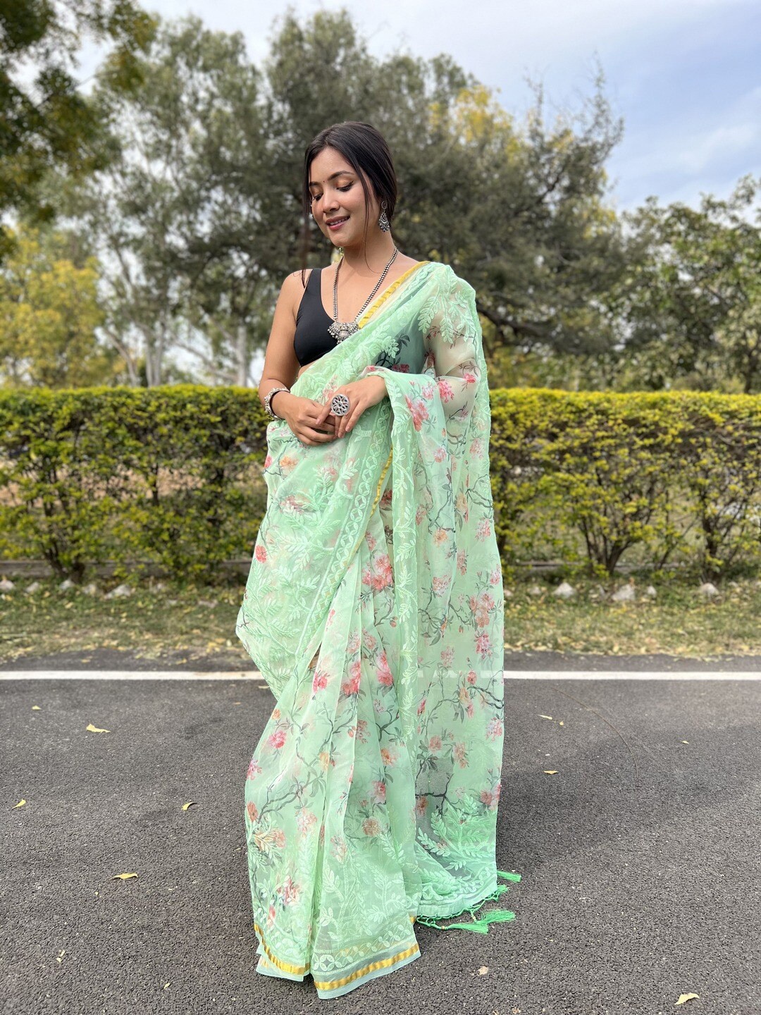 

Atulyam Tex World Floral Embroidered Organza Saree, Green