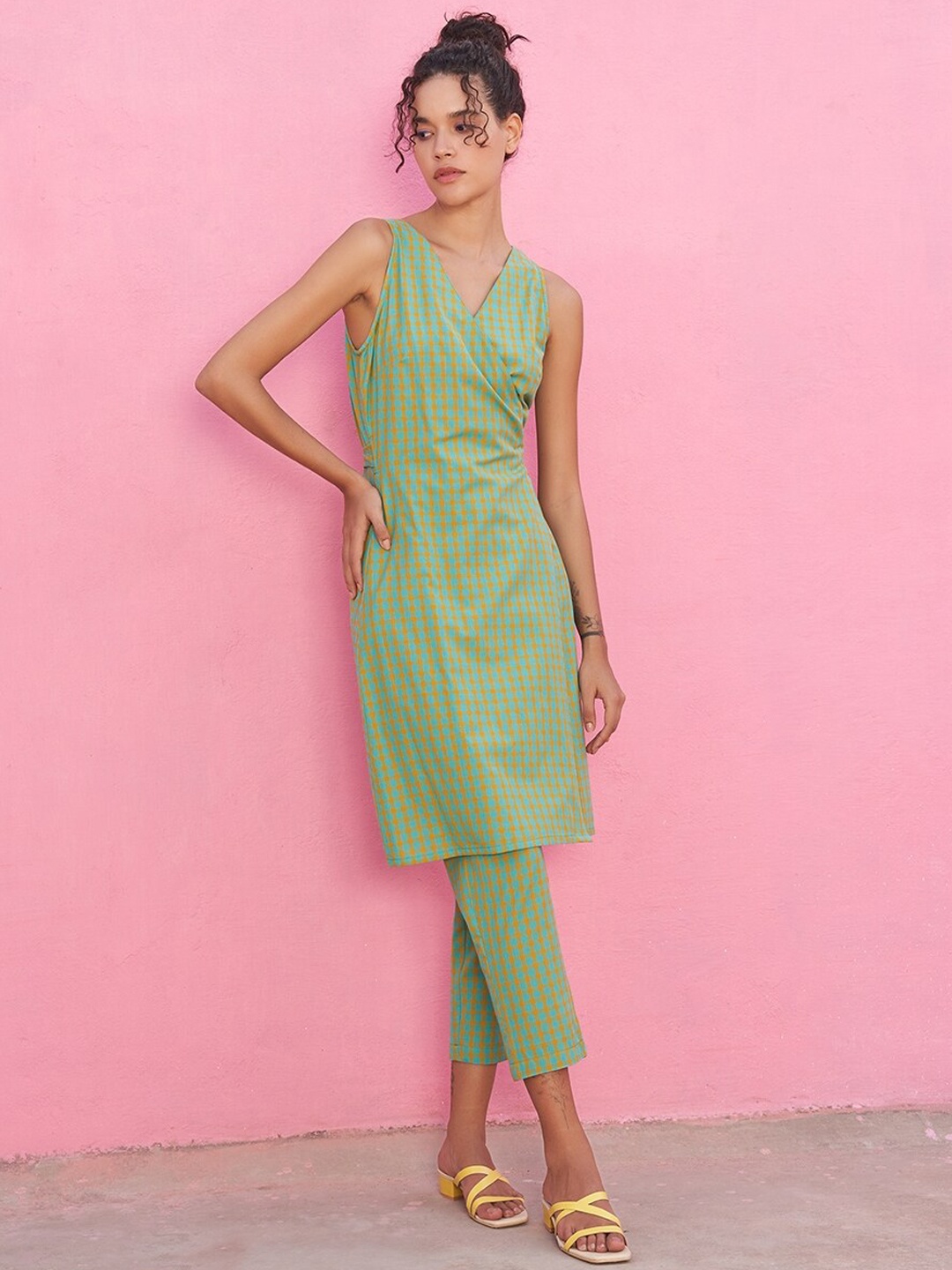 

Abhishti Checked V Neck Pure Cotton Kurta With Trousers, Yellow