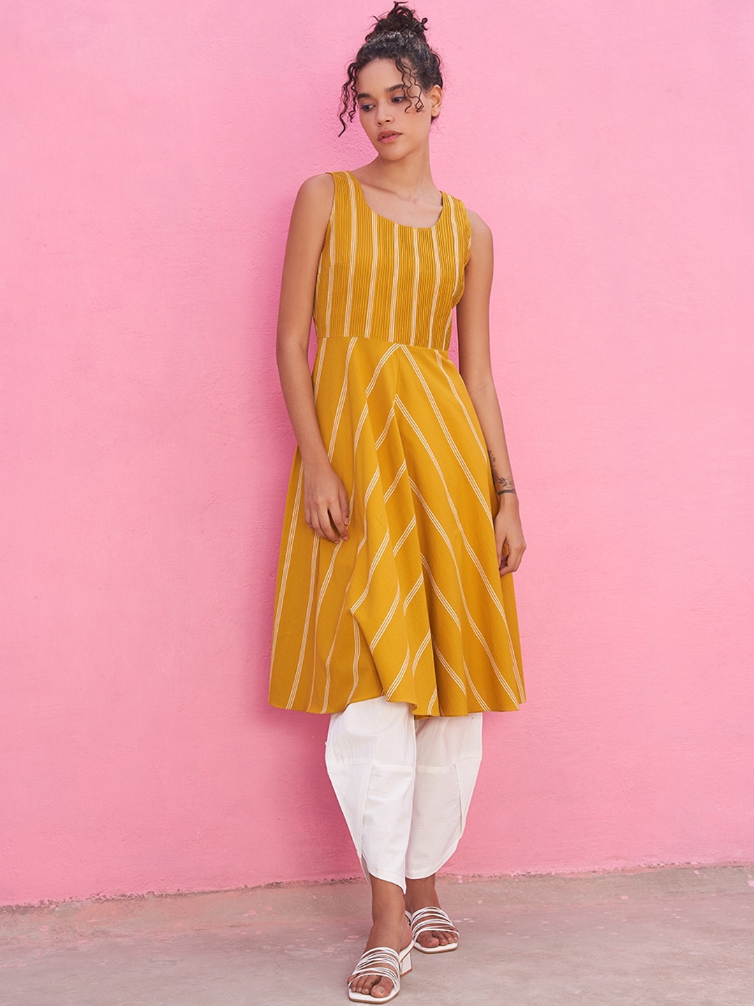

Abhishti Striped Sleeveless Anarkali Kurta, Yellow