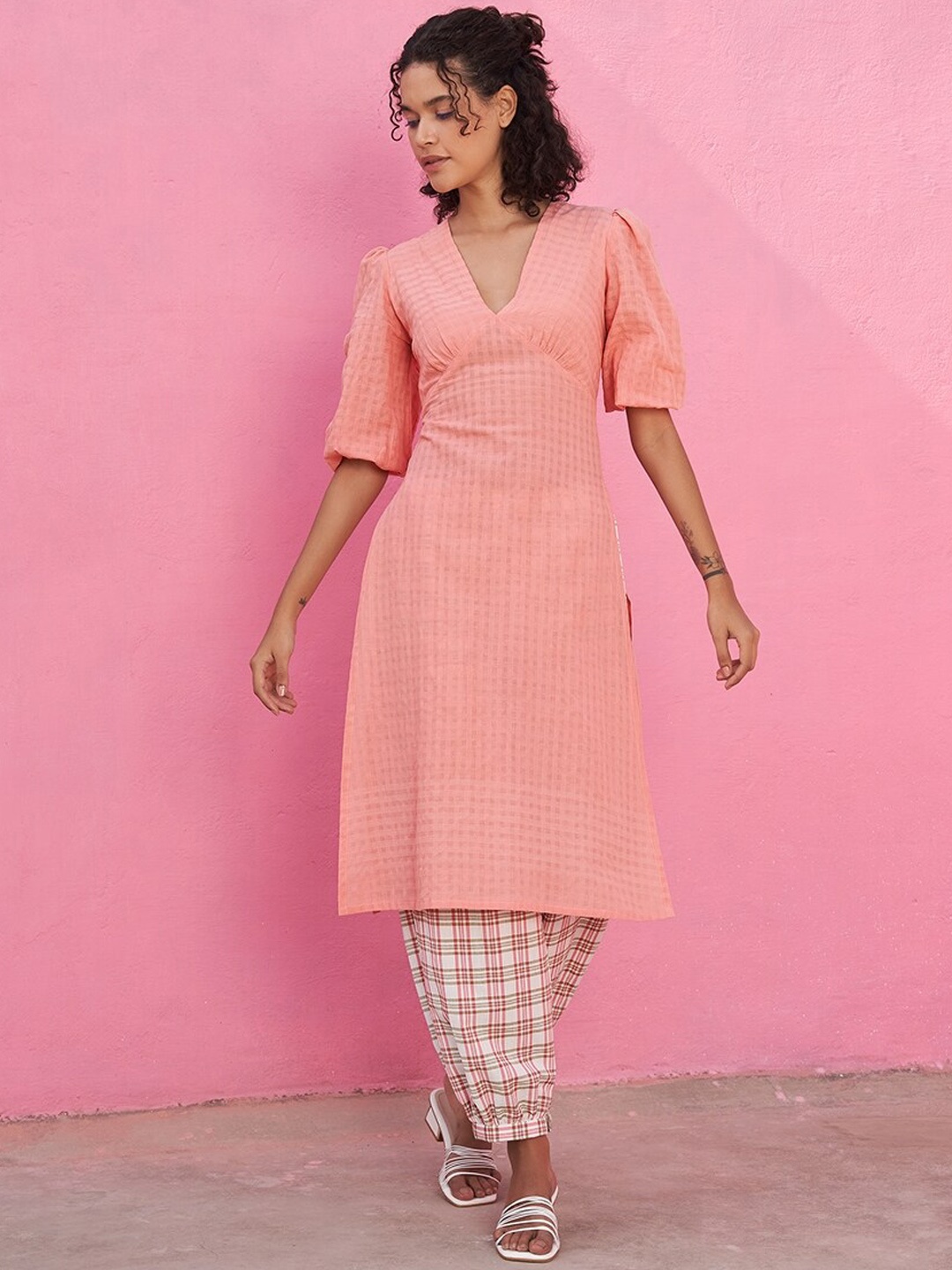 

Abhishti Checked V Neck Puff Sleeves Pure Cotton Kurta, Peach