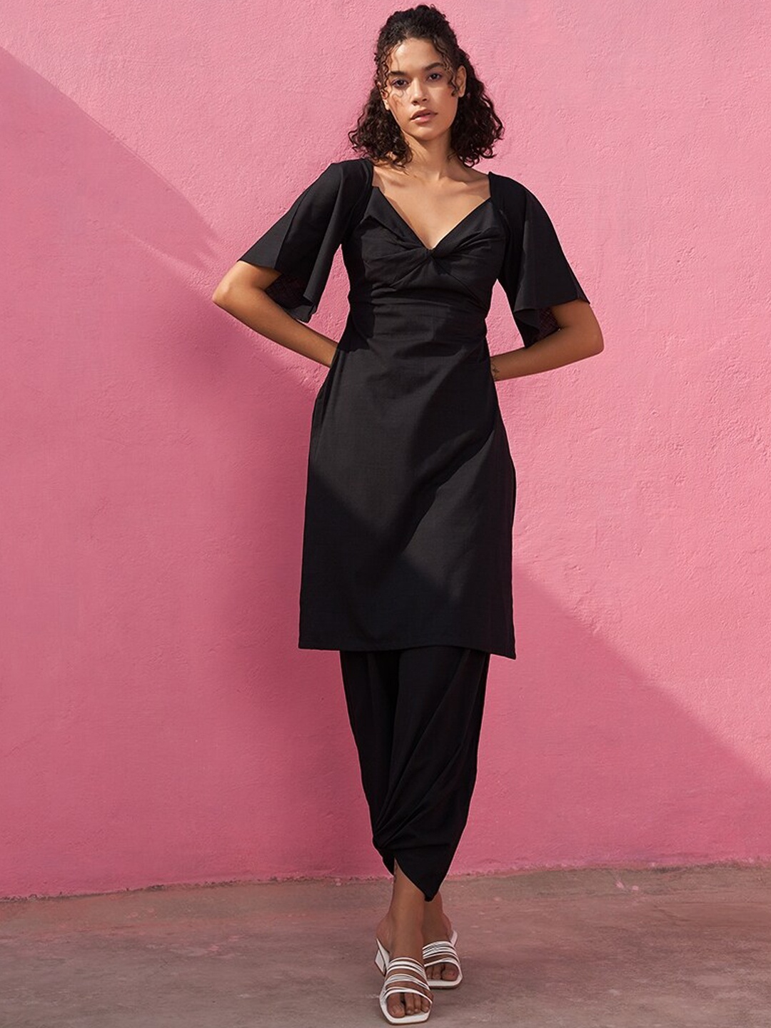 

Abhishti Sweetheart Neck Kurta With Dhoti Pants, Black
