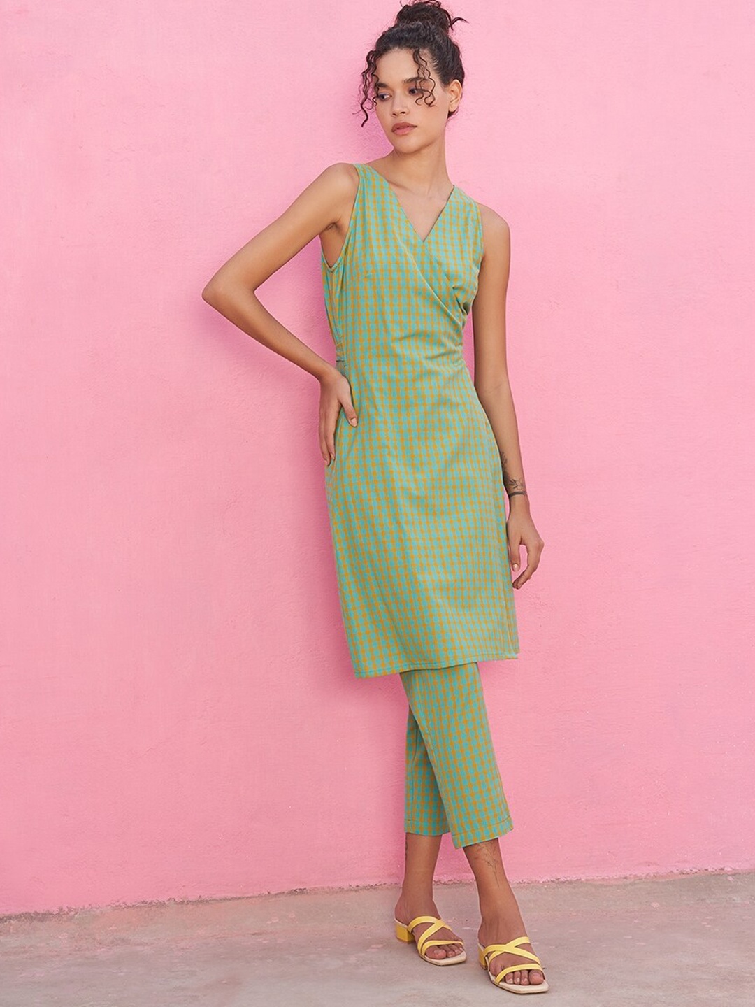 

Abhishti Checked V Neck Sleeveless Angrakha Pure Cotton Kurta, Yellow