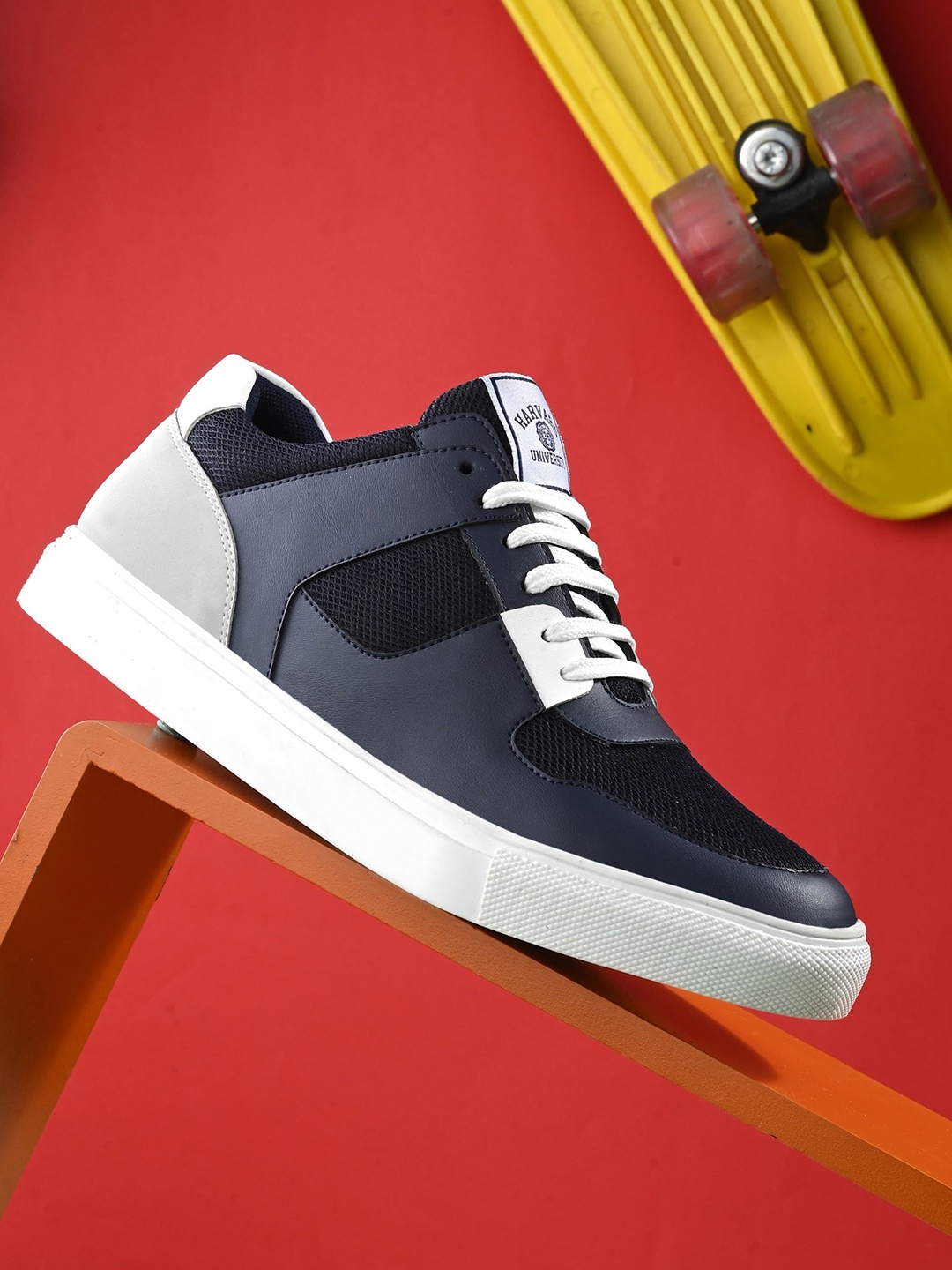 

Harvard Men Navy Blue & White Colourblocked Lightweight Comfort Contrast Sole Sneakers