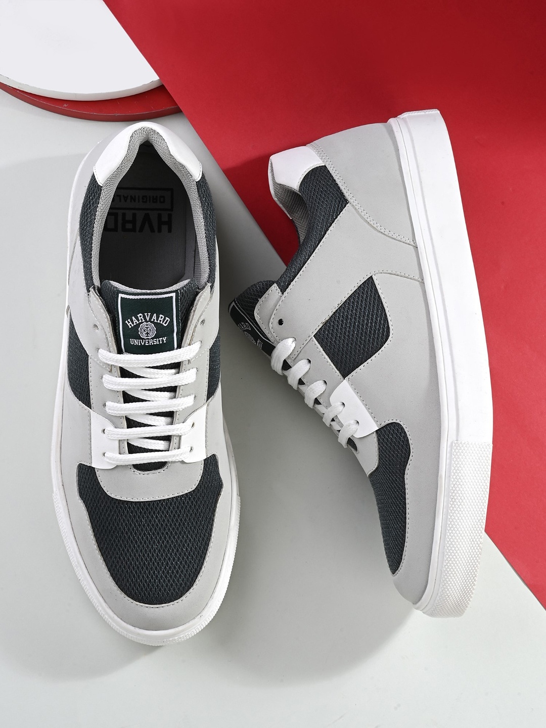 

Harvard Men Grey And Black Colourblocked Lightweight Sneakers