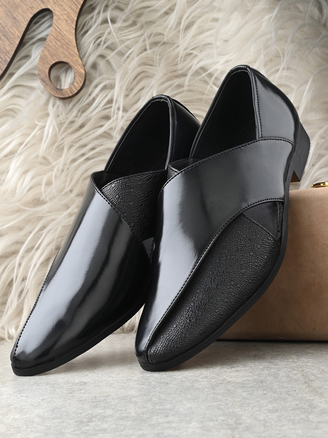 

House of Pataudi Men Textured Lightweight Comfort Insole Basics Mojaris, Black