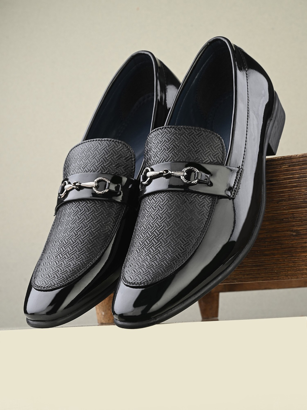 

INVICTUS Men Textured Comfort-Fit Formal Loafers, Black