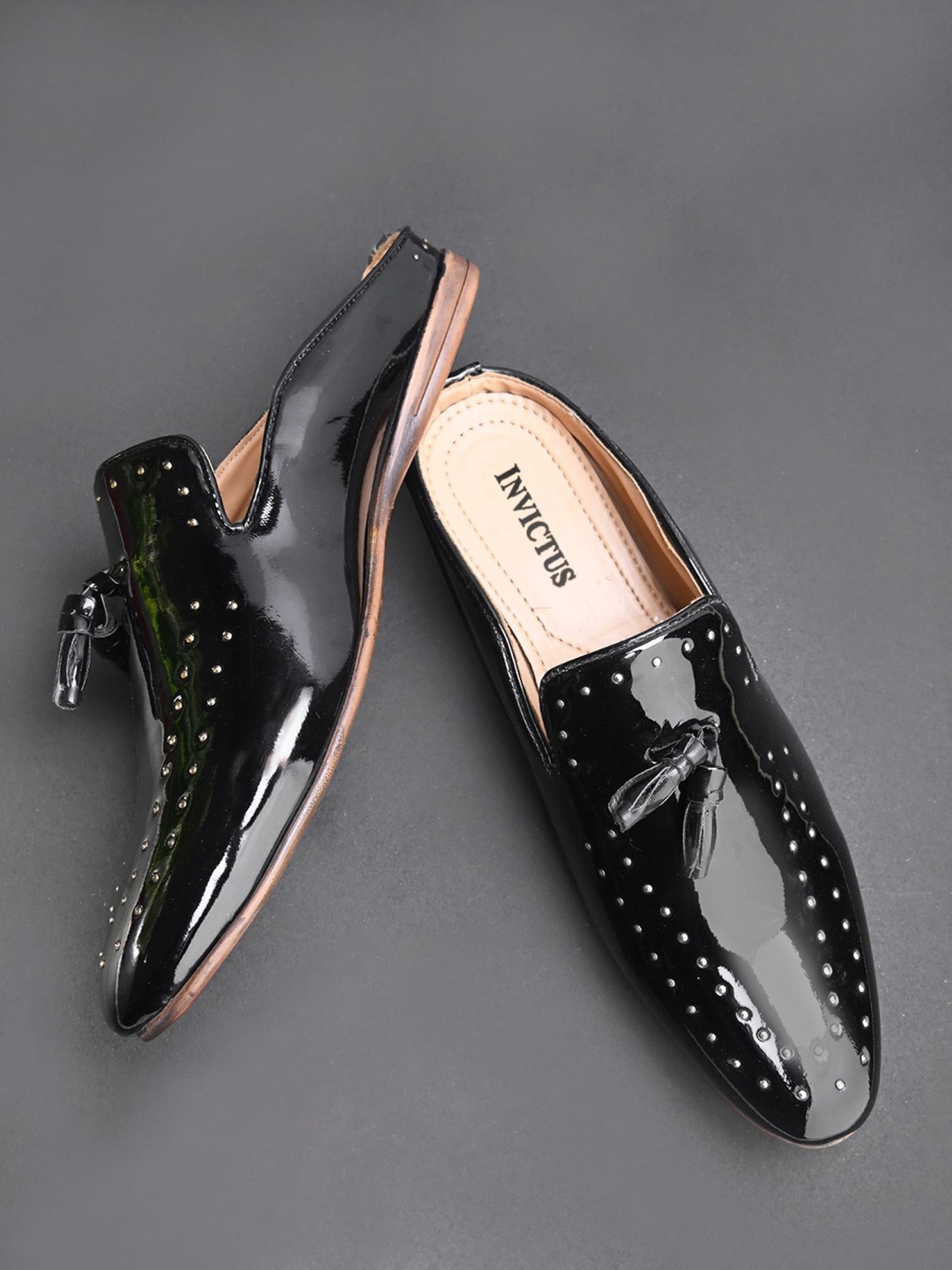 

INVICTUS Men Tassel Embellished Lightweight Mules, Black