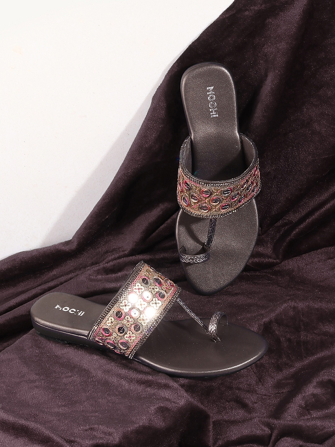 

Mochi Women Ethnic Embellished One Toe Flats, Grey
