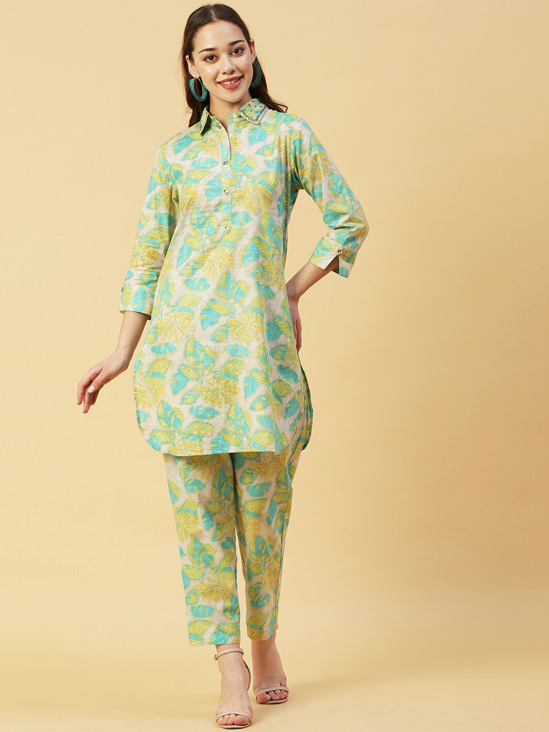 

FASHOR Grey & Green Floral Printed Shirt Collar Curved Pure Cotton Kurta with Trousers