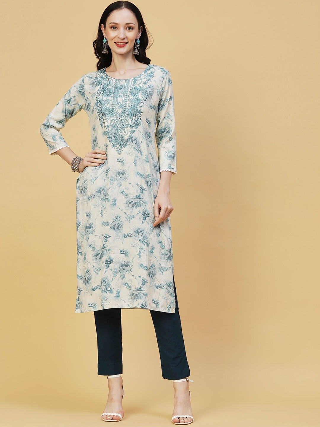 

FASHOR Off White & Turquoise Blue Floral Printed Thread Work Kurta