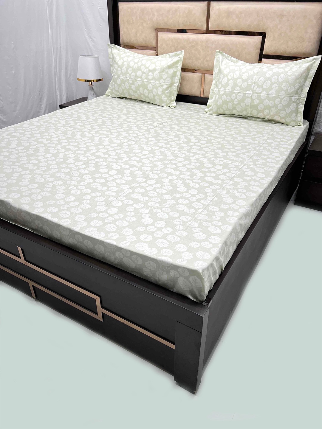 

Pure Decor Velar Green & White Floral 400 TC Cotton King Bedsheet With 2 Pillow Covers