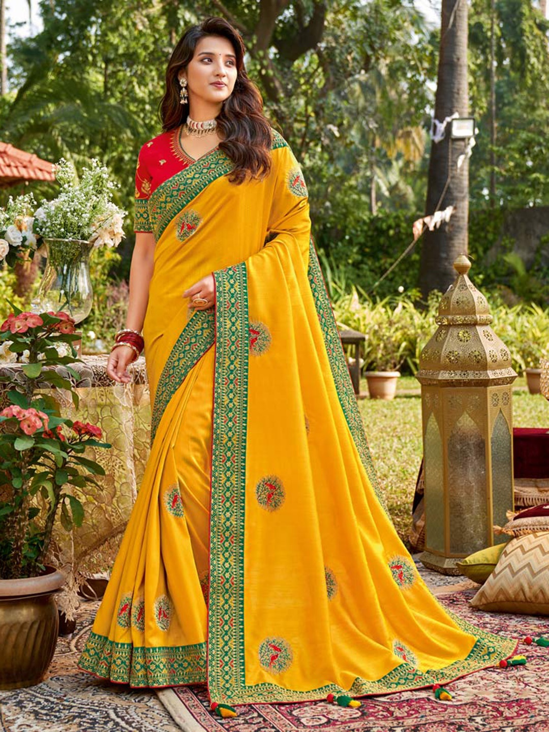 

Vishal Prints Floral Embroidered Saree, Yellow