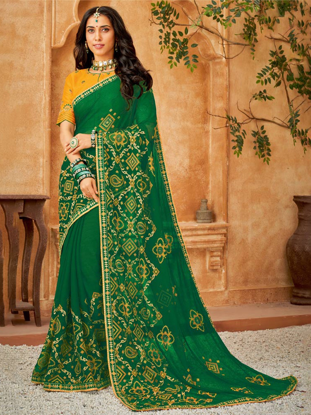

Vishal Prints Ethnic Motif Embroidered Saree, Green