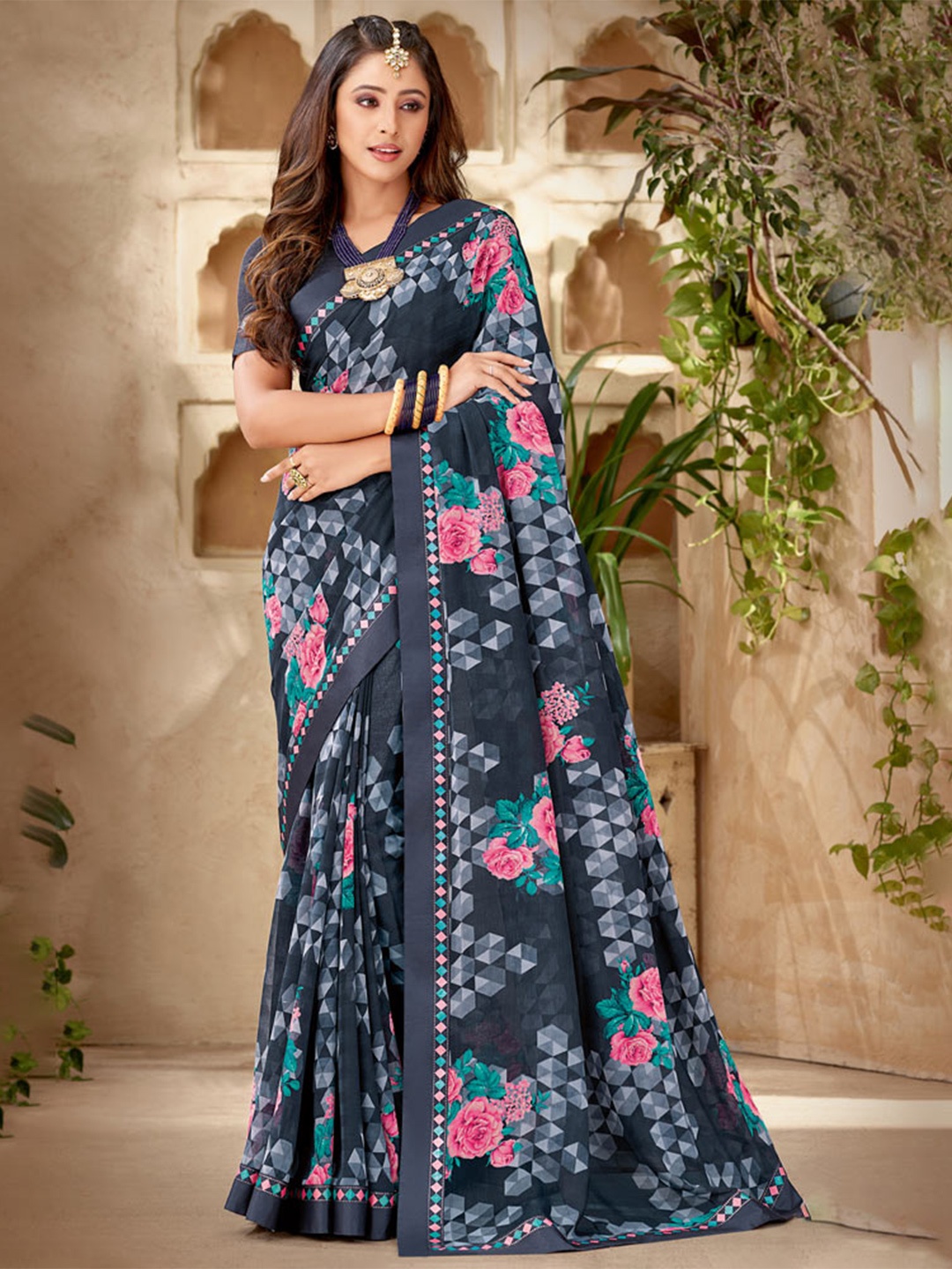

Vishal Prints Floral Printed Saree, Grey