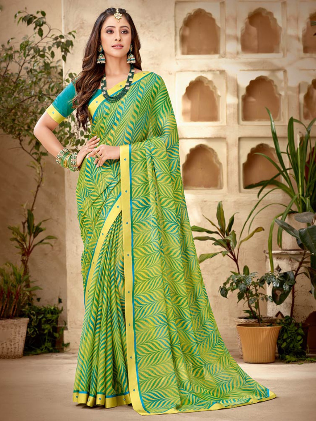 

Vishal Prints Ethnic Motifs Saree, Green