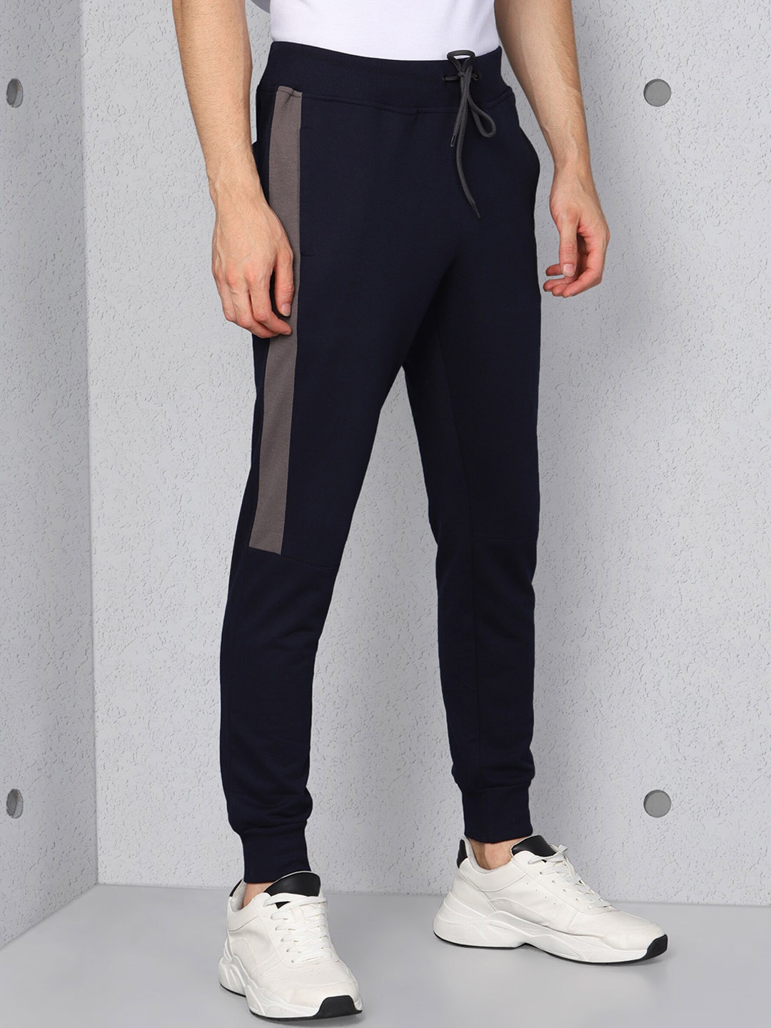 

Metronaut Men Mid-Rise Slim-Fit Casual Cotton Joggers, Navy blue