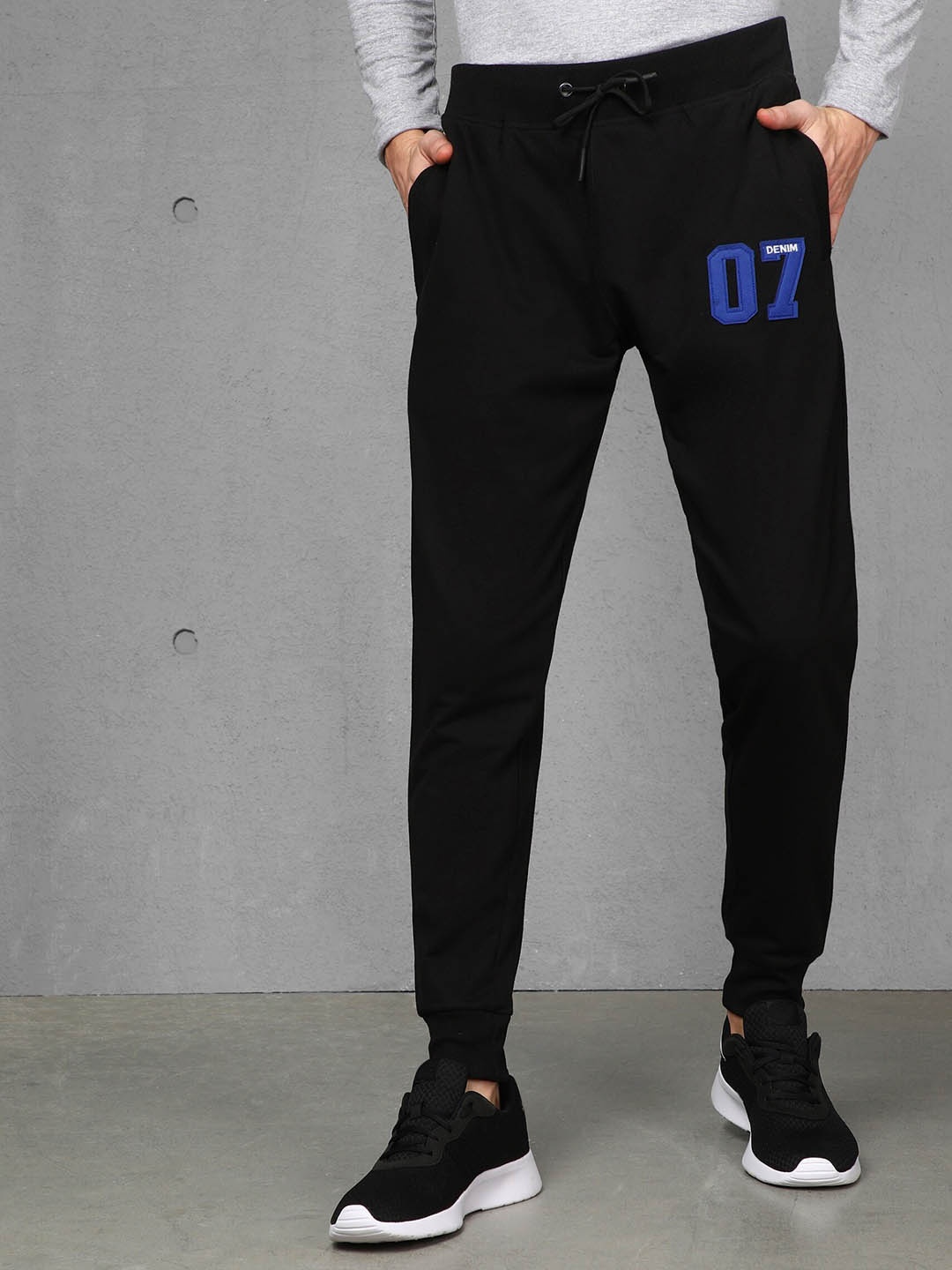 

Metronaut Men Mid-Rise Slim-Fit Joggers, Black