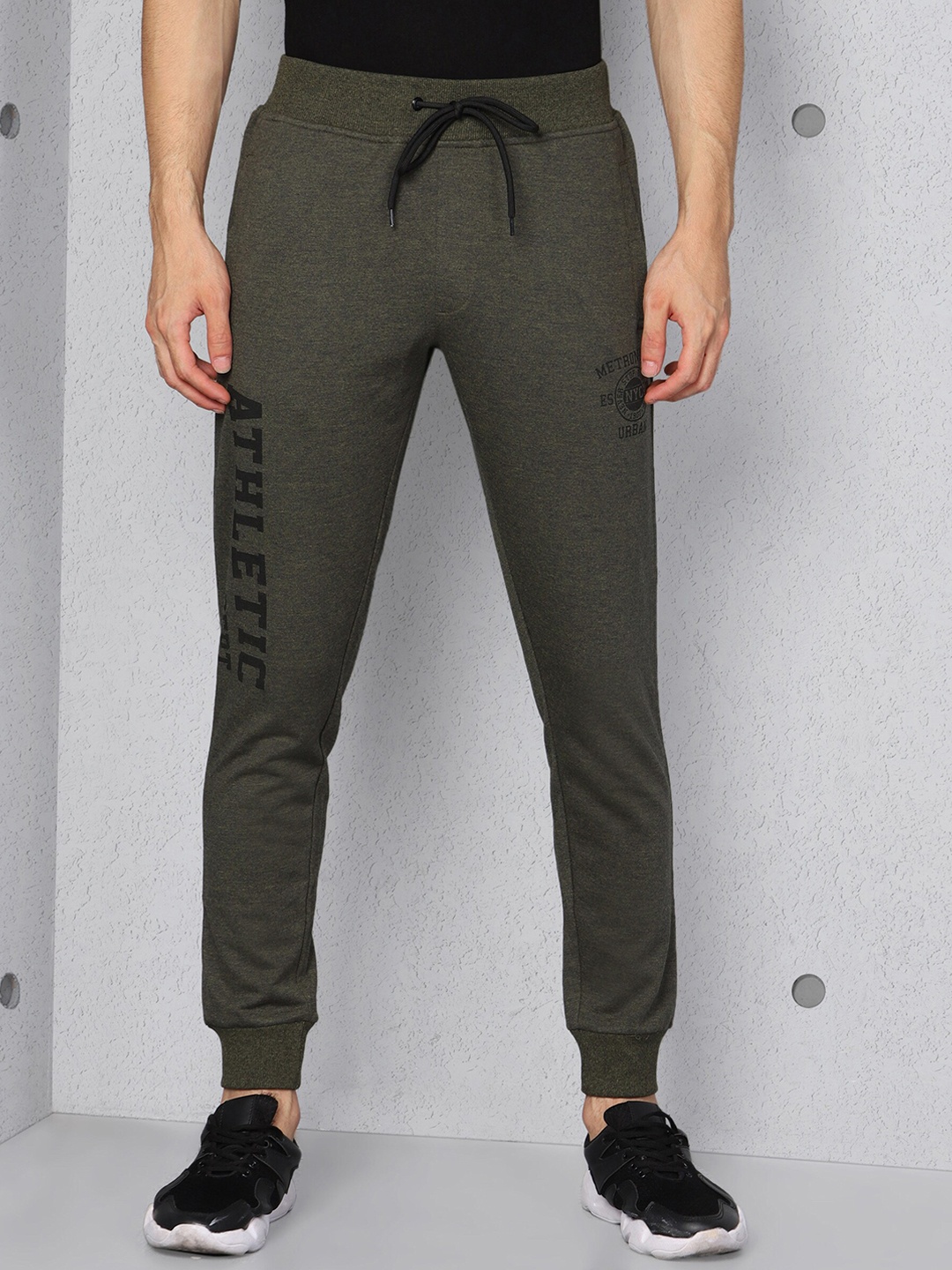 

Metronaut Men Mid-Rise Slim-Fit Casual Cotton Joggers, Olive