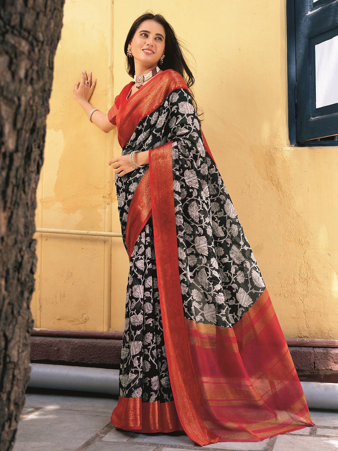 

Satrani Black & White Floral Zari Polycotton Saree