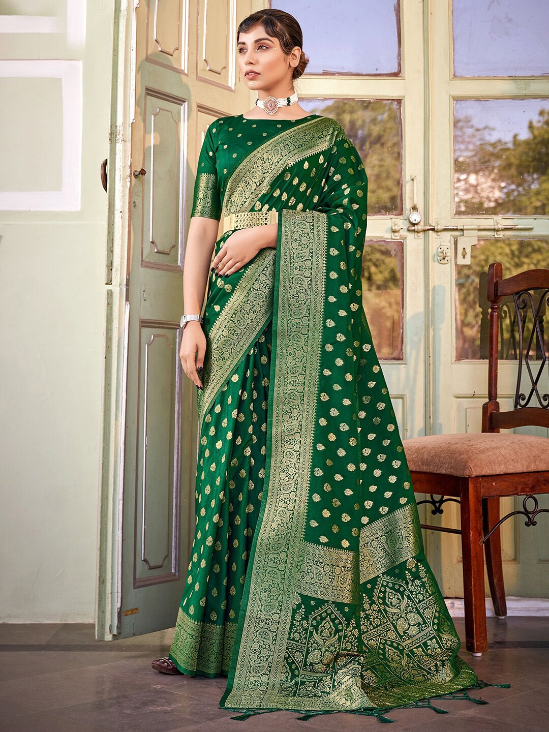 

Satrani Green & Gold-Toned Ethnic Motif Woven Design Zari Banarasi Saree