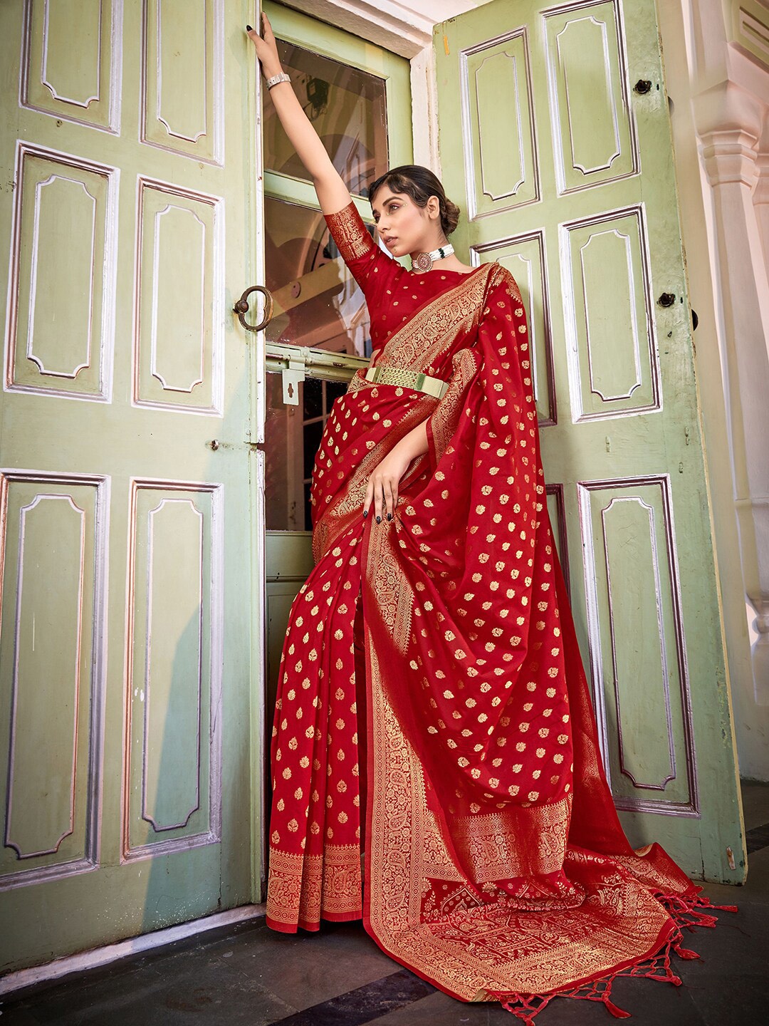 

Satrani Red & Gold-Toned Ethnic Motif Woven Design Zari Banarasi Saree