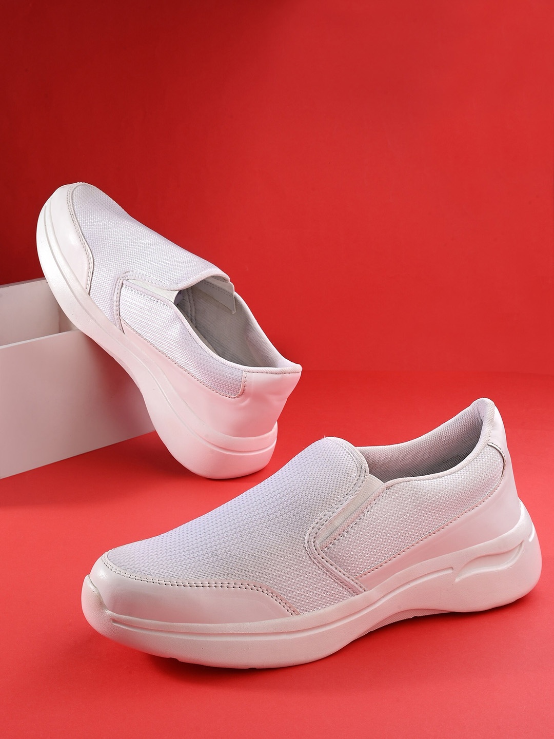 

The Roadster Lifestyle Co. Men White Air Max Technology Running Shoes