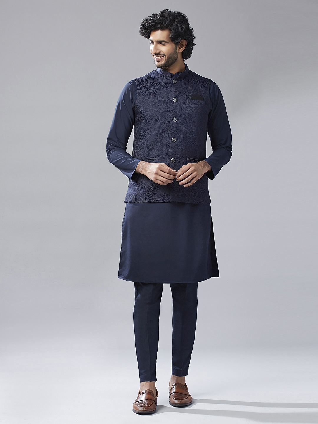 

KISAH Mandarin Collar Regular Kurta with Trousers & Woven Design Nehru Jacket, Navy blue