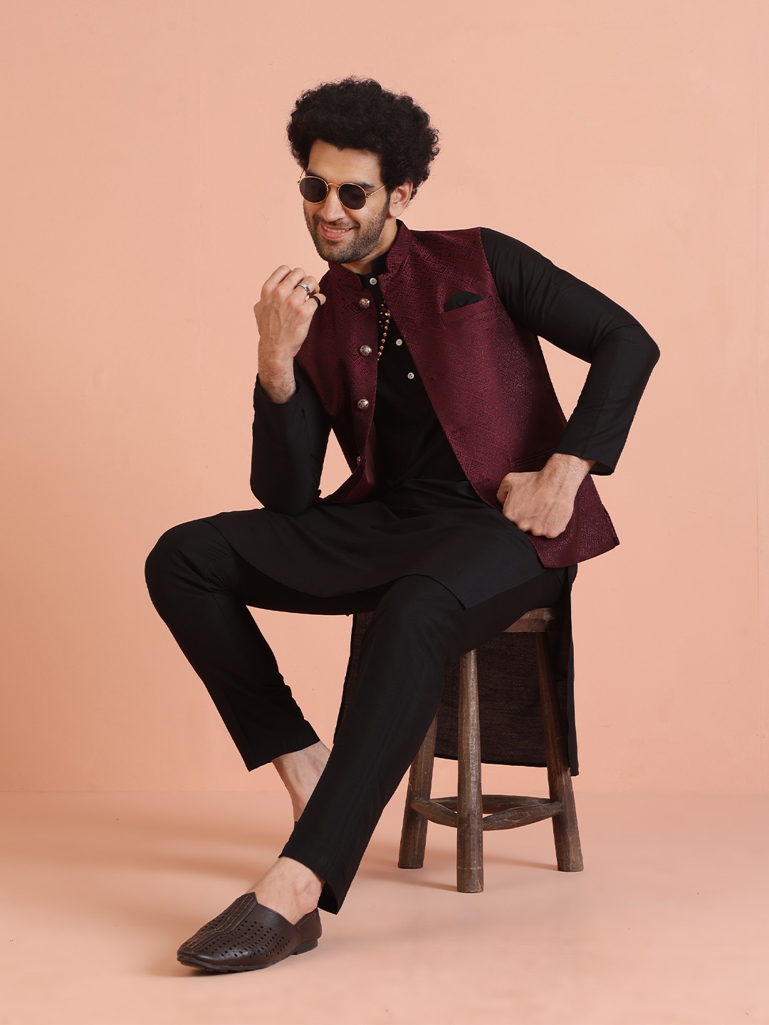 

KISAH Men Textured Regular Fit Geometric Pattern Kurta Jacket Trouser Set, Maroon