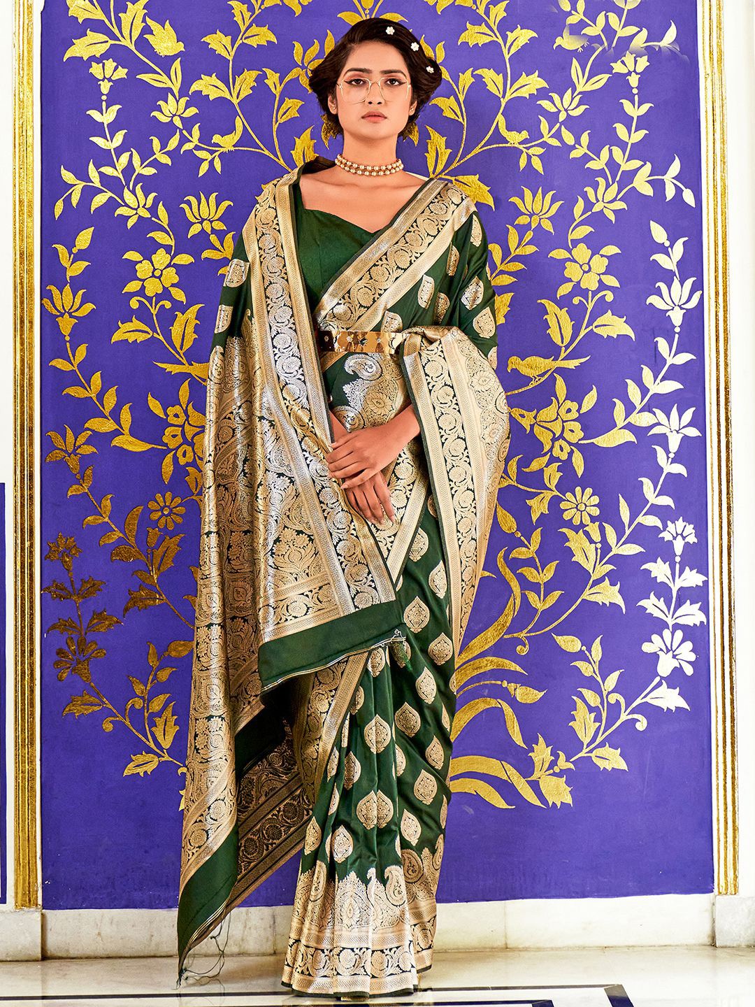 

Satrani Green & Gold-Toned Ethnic Motif Woven Design Zari Pure Silk Banarasi Saree
