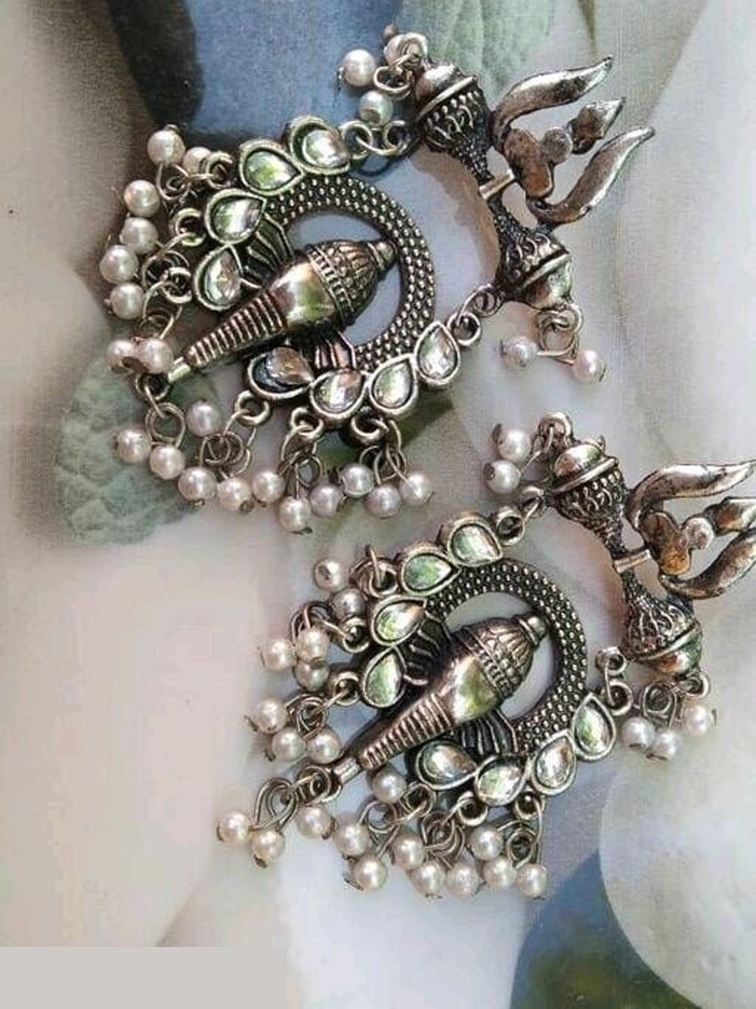 

Samridhi DC Silver-Plated Stone-Studded & Pearl Beaded Jewellery Set