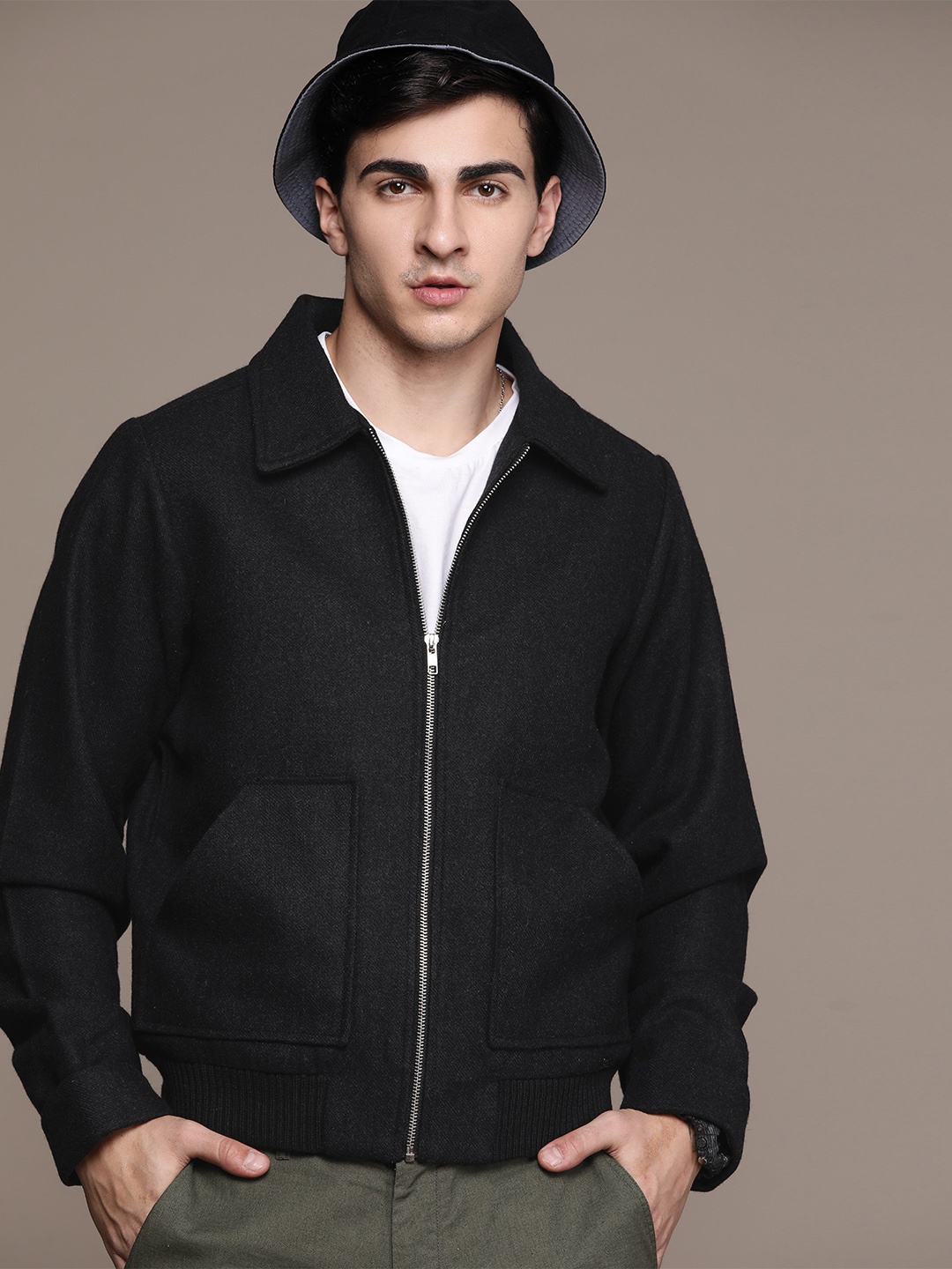 

The Roadster Lifestyle Co. Men Solid Tailored Jacket, Black