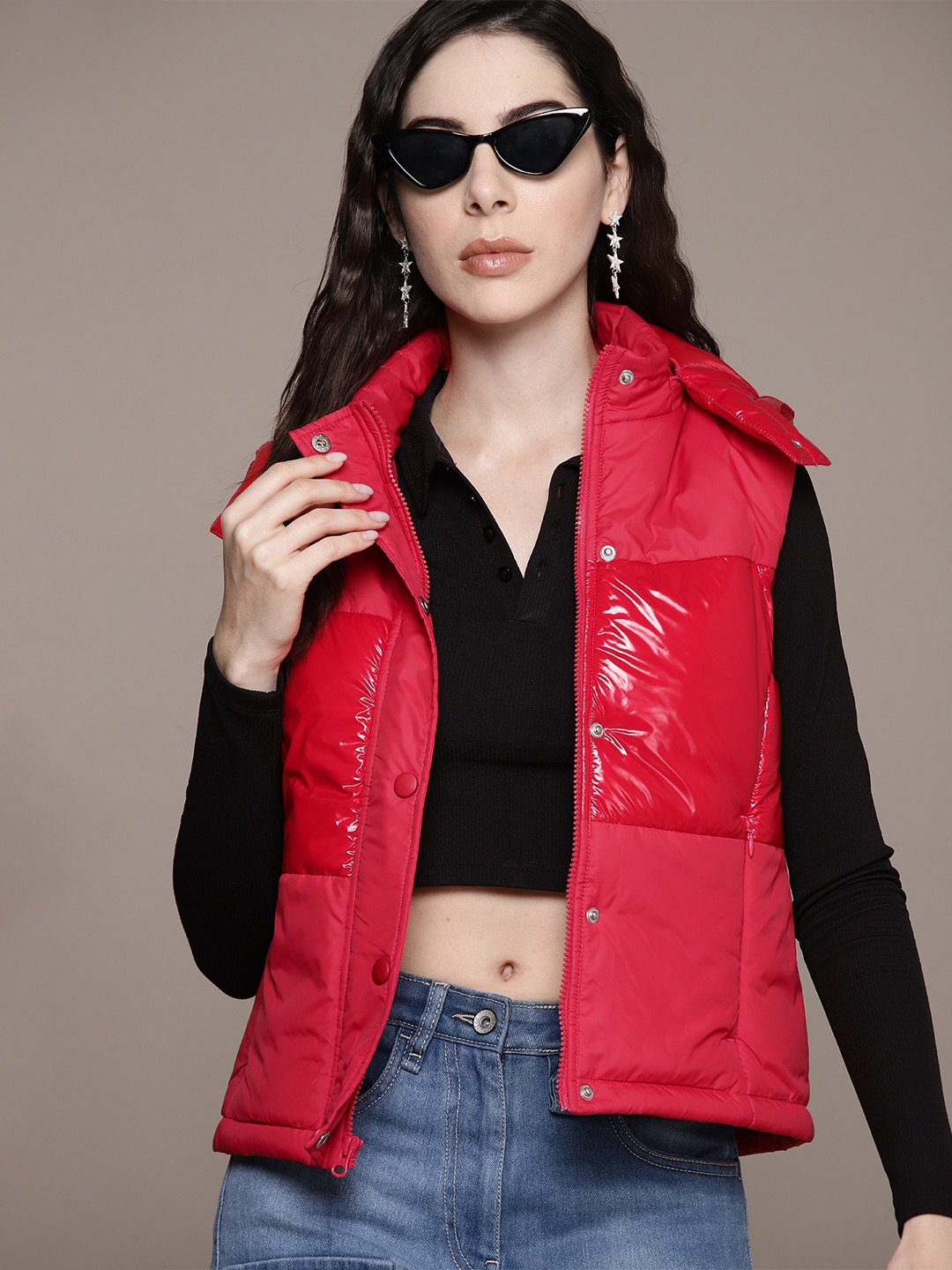 

The Roadster Lifestyle Co. Solid Detachable Hood Sleeveless Padded Jacket, Red