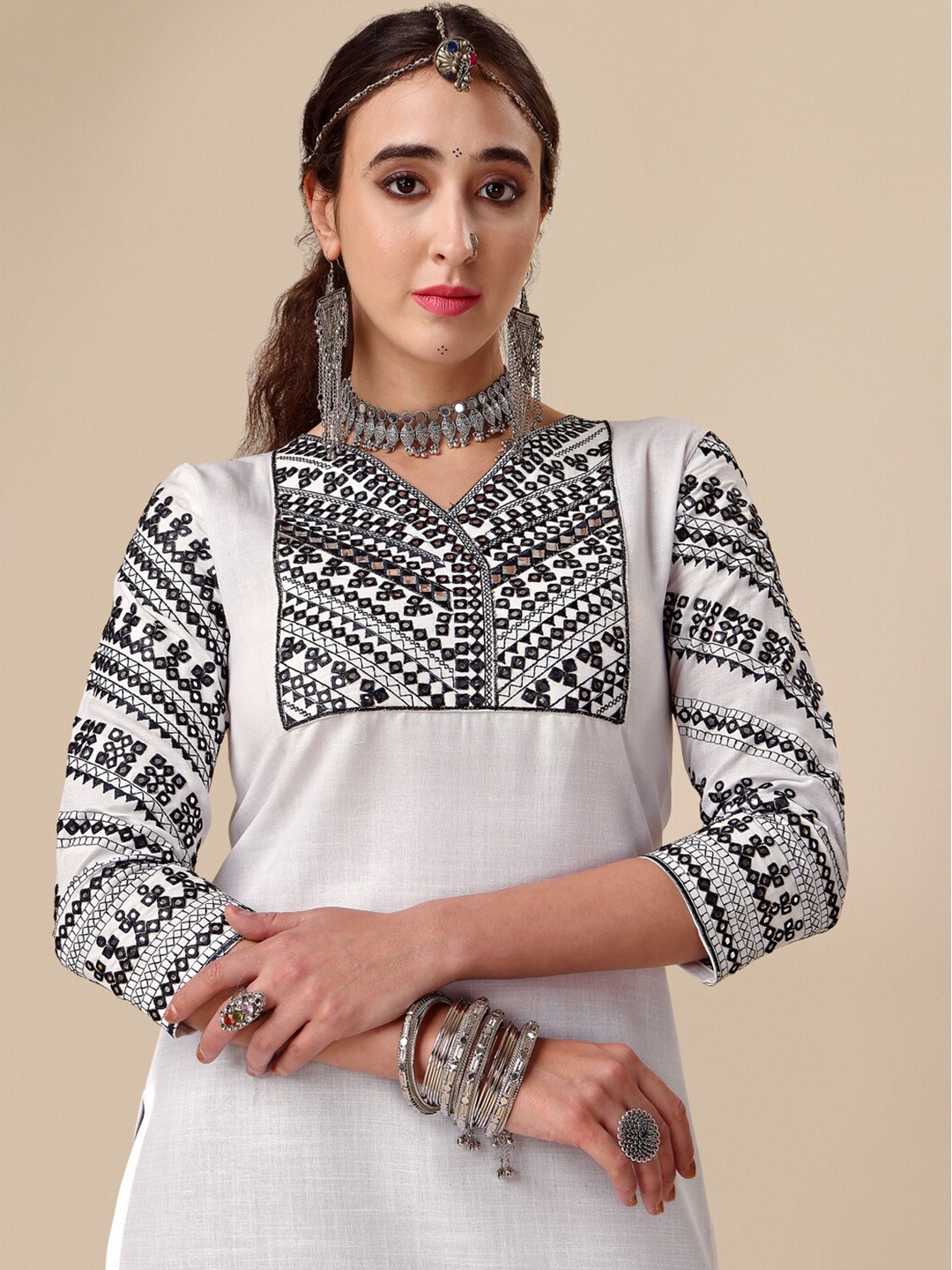 

Sangria White & Black Ethnic Motifs Yoke Design Mirror Work Kurta