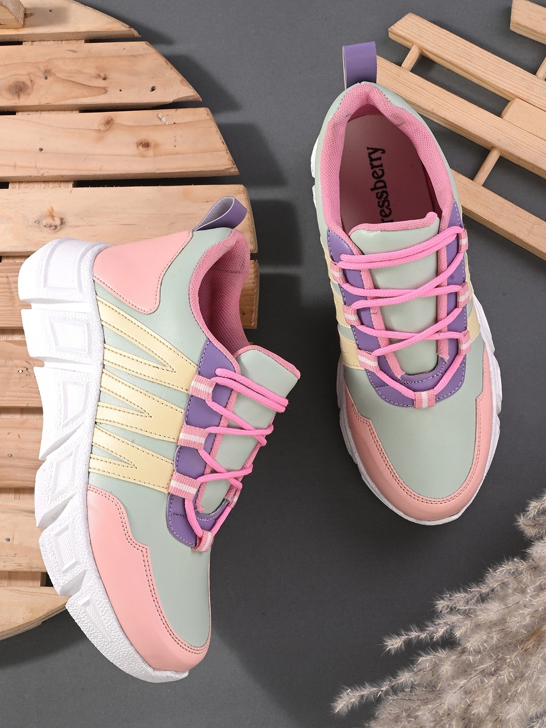 

DressBerry Women Green And Pink Colourblocked Lightweight Sneakers