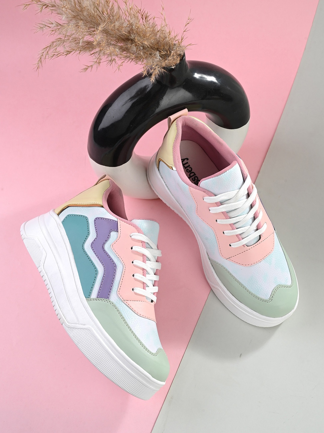 

DressBerry Women Green And Pink Colourblocked Lightweight Sneakers