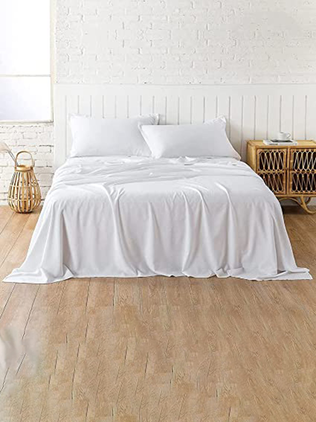 

Bajo's White 300 TC Cotton Queen Bedsheet With 2 Pillow Covers