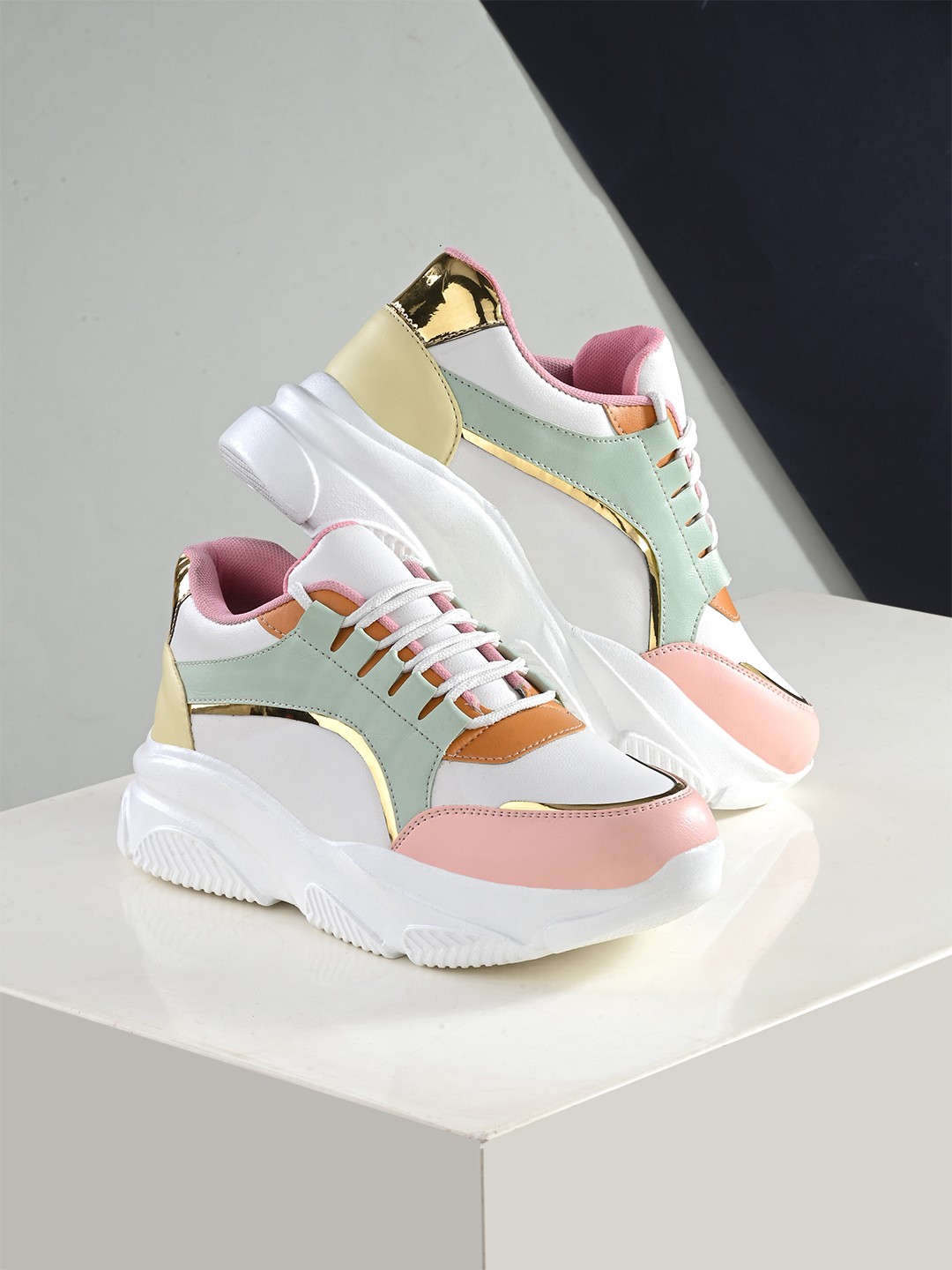 

The Roadster Lifestyle Co. Women White & Pink Colourblocked Lightweight Comfort Sneakers