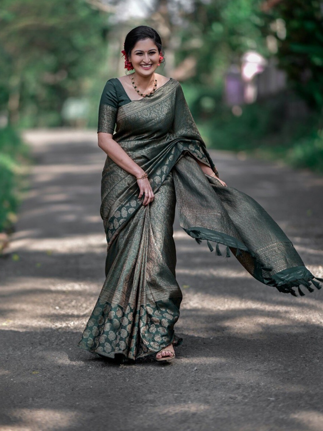 

Naishu Trendz Ethnic Woven Design Zari Pure Silk Kanjeevaram Saree, Green