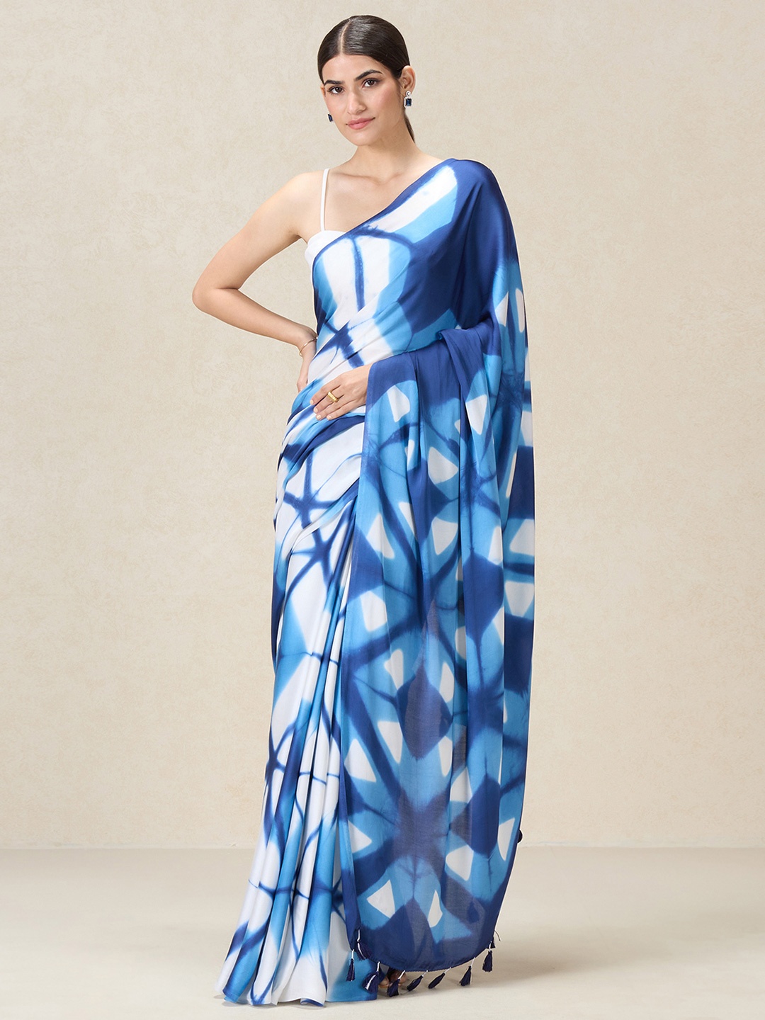 

navyasa by liva Abstract Printed Liva Saree, Blue