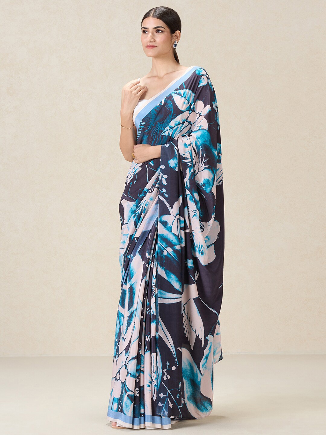 

navyasa by liva Floral Printed Liva Saree, Blue