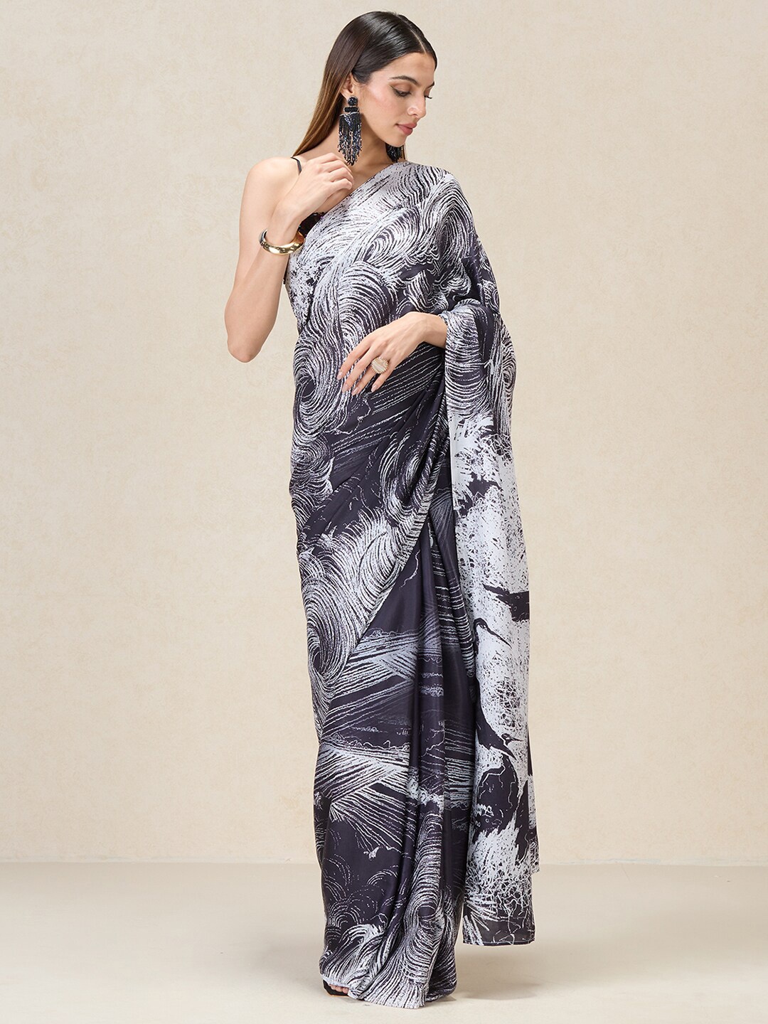 

navyasa by liva Abstract Printed Liva Saree, Black