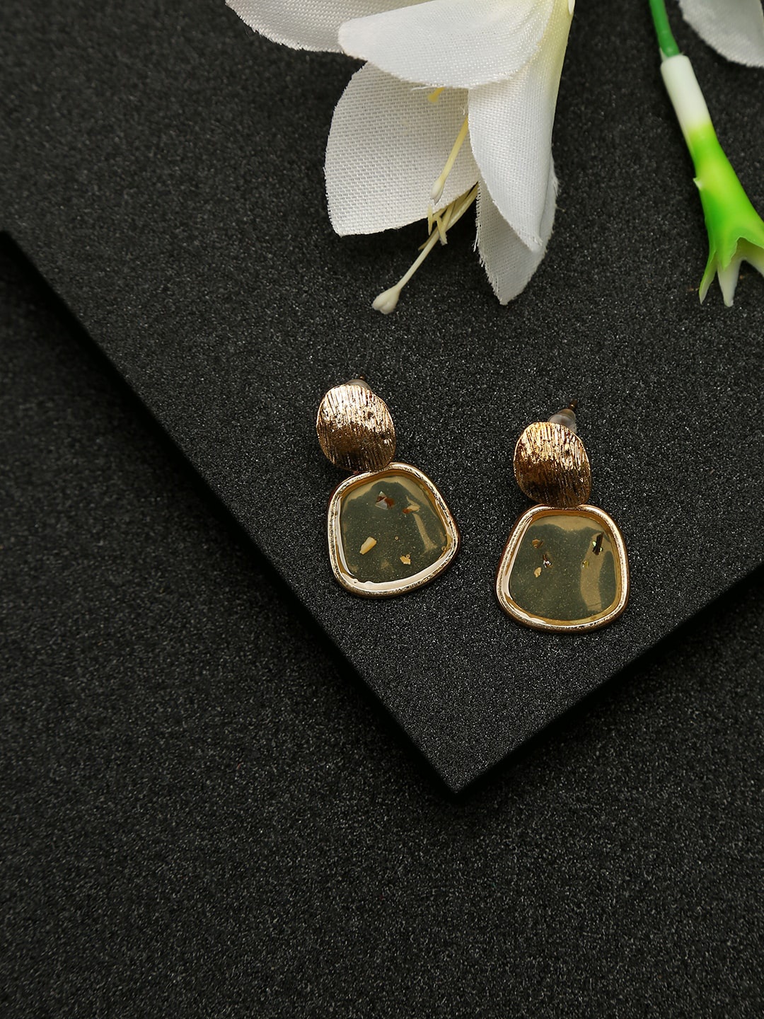 

DressBerry Gold-Plated Contemporary Studs Earrings