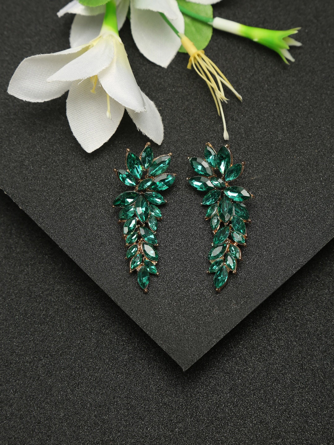 

DressBerry Gold-Plated & Green Leaf Shaped Drop Earrings