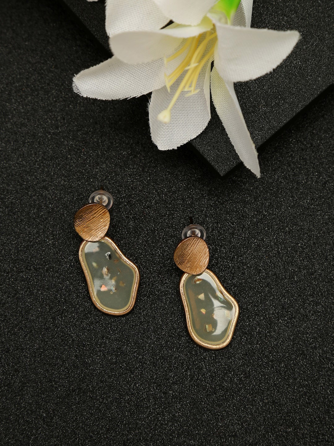 

DressBerry Gold-Plated Contemporary Studs Earrings