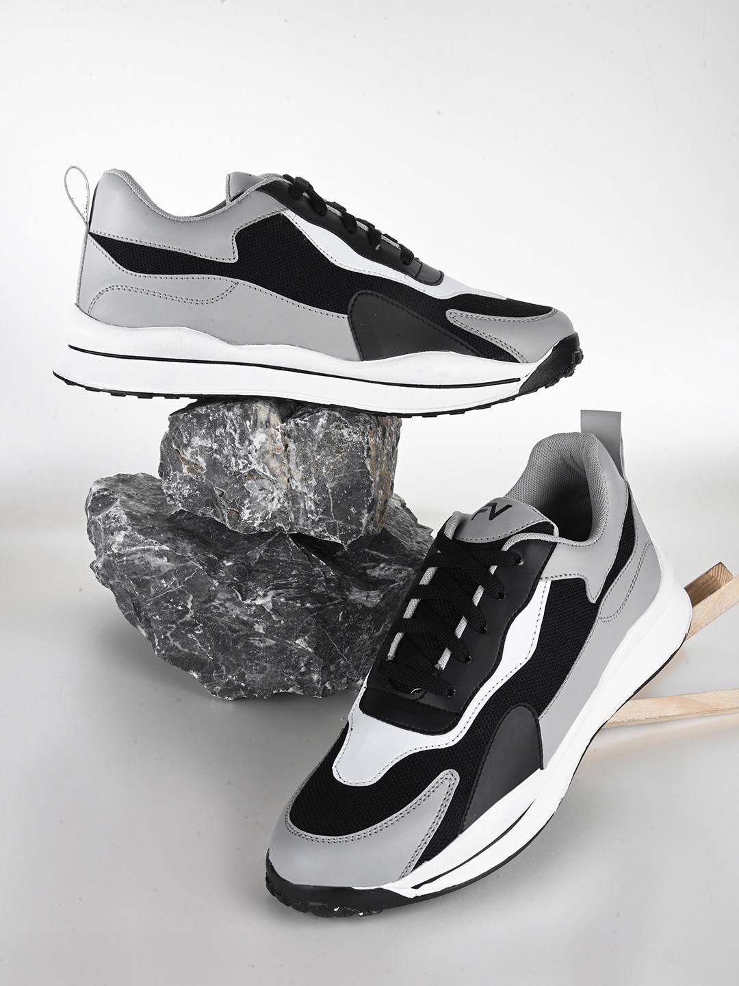 

Fashion Victim Men Colourblocked Lightweight Sneakers, Black
