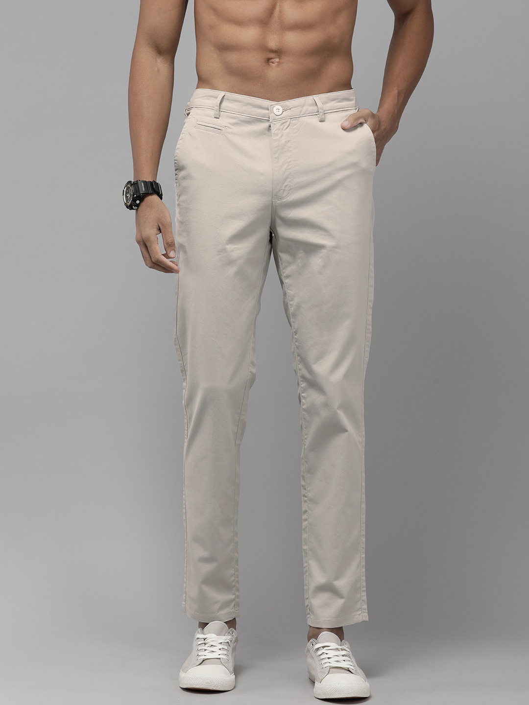 

Roadster Men Solid Slim Fit Chinos Trousers, Tan