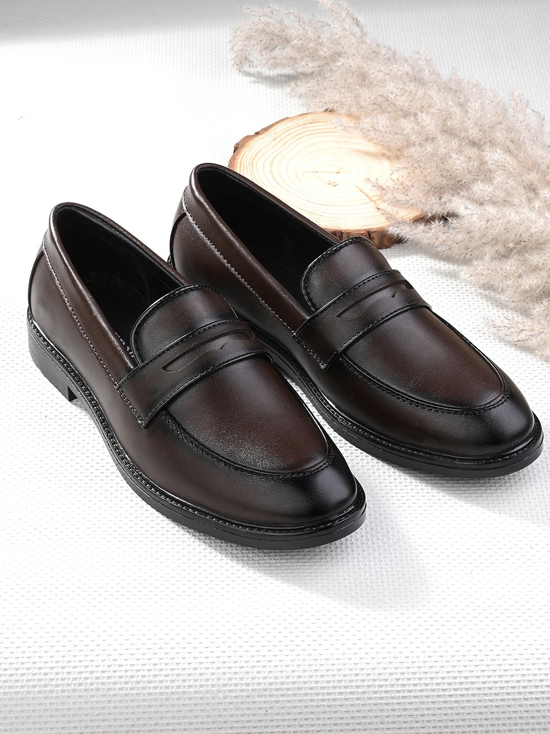 

BUCIK Men Textured Penny Loafers, Brown
