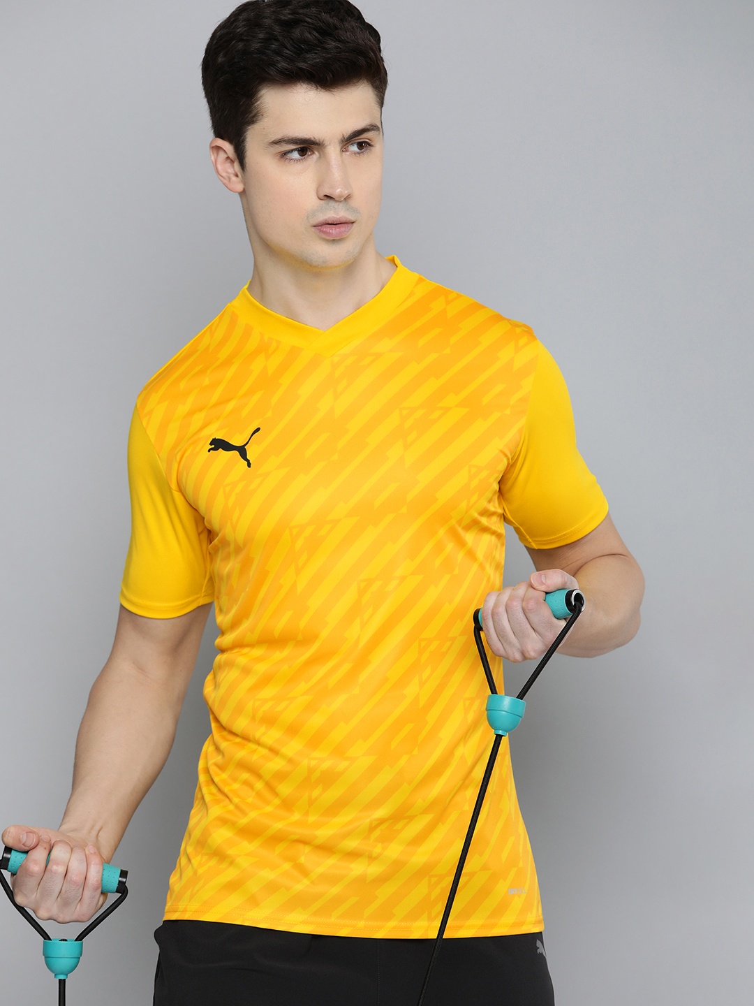 

Puma Printed V-Neck teamULTIMATE dryCELL Slim Fit T-shirt, Yellow