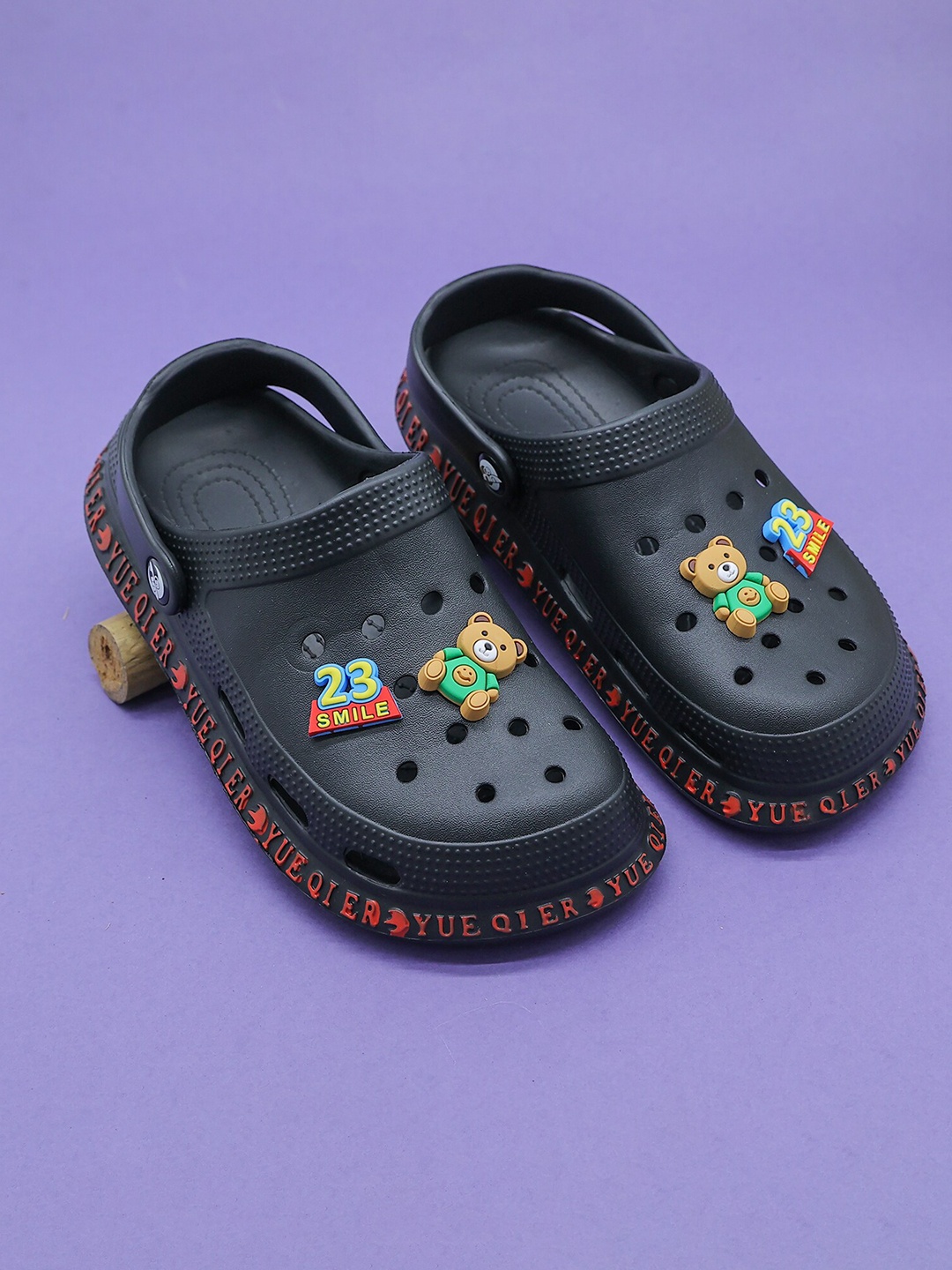 

FEETWELL SHOES Kids Textured Applique Croslite Clogs, Black