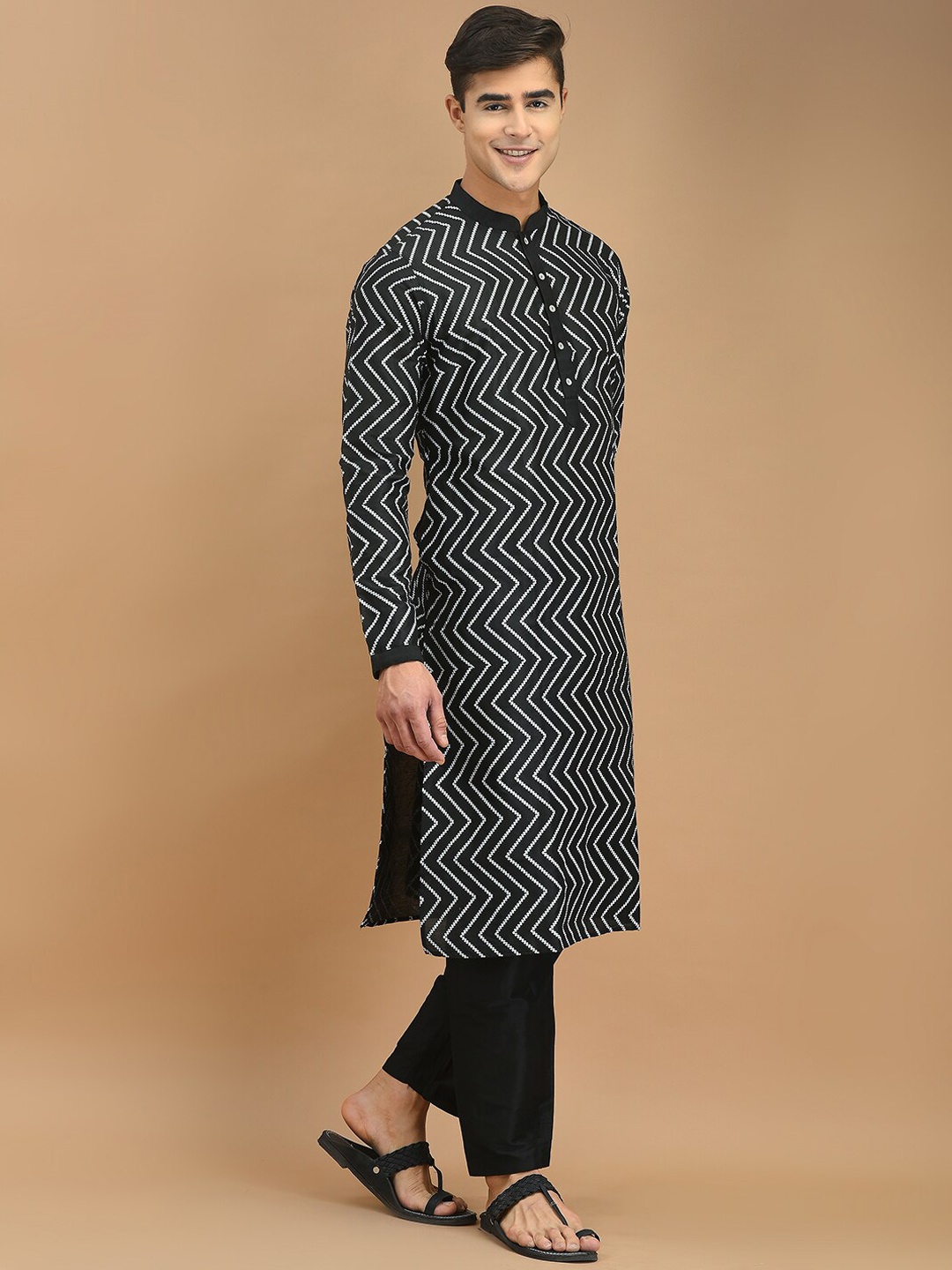 

DEYANN Mandarin Collar Chevron Printed Straight Kurta with Pyjamas, Black